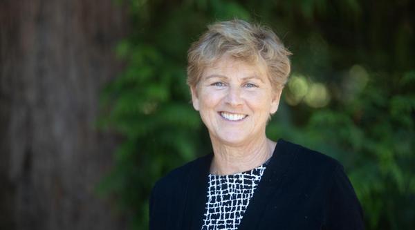 Claire portrait with a green background